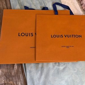 Set of LV shopping totes, news